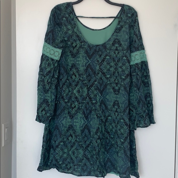 SUN & SHADOW Print Bell Sleeve Shift Dress - Picture 7 of 11